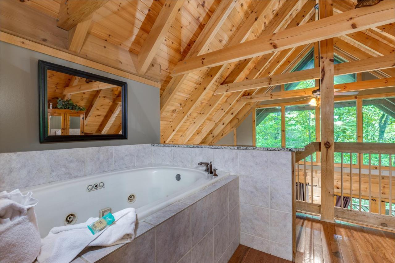 Above Ole Smoky’s Clouds, 1 Bedroom, Hot Tub, WiFI, Pets, Sleeps 4 Gatlinburg Buitenkant foto